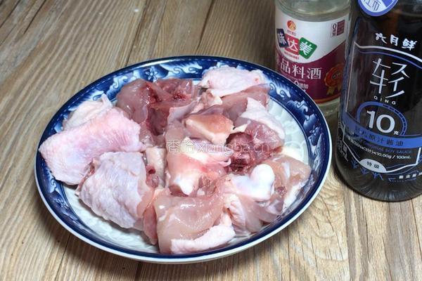 板栗焖鸡肉的做法图解2