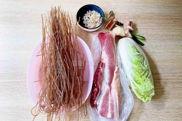 猪肉白菜炖粉条的做法图解1