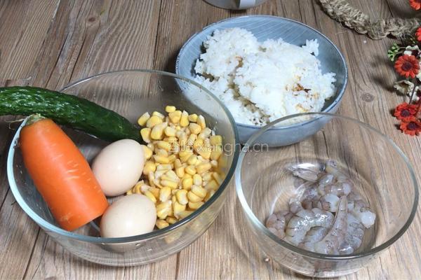 玉米虾仁蛋炒饭的做法图解1
