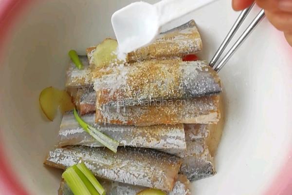 煎带鱼的做法图解1
