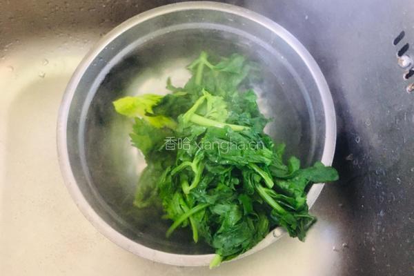 芹菜叶煎蛋的做法图解3
