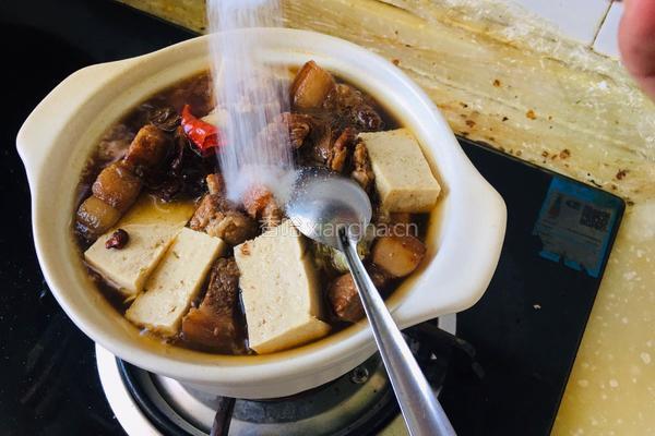 砂锅红烧肉炖白菜的做法图解5