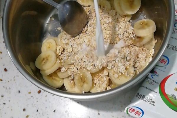 香蕉牛奶燕麦粥的做法图解1