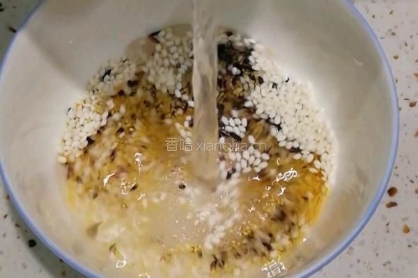 紫薯粥的做法图解1