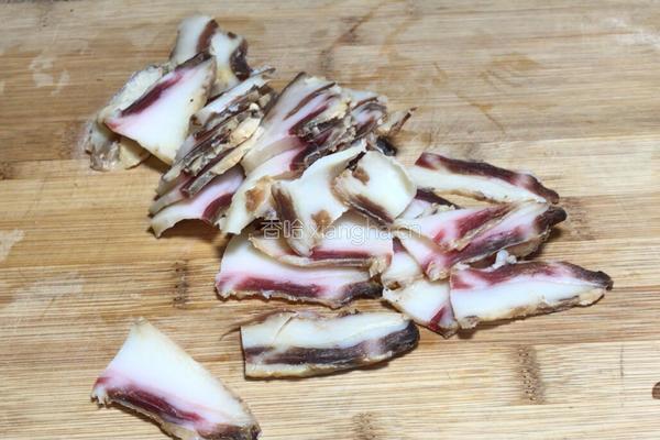熏肉炒黄瓜的做法图解1