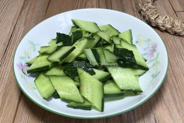 熏肉炒黄瓜的做法图解2