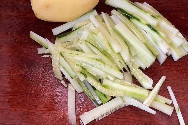 黄瓜土豆丝的做法图解1