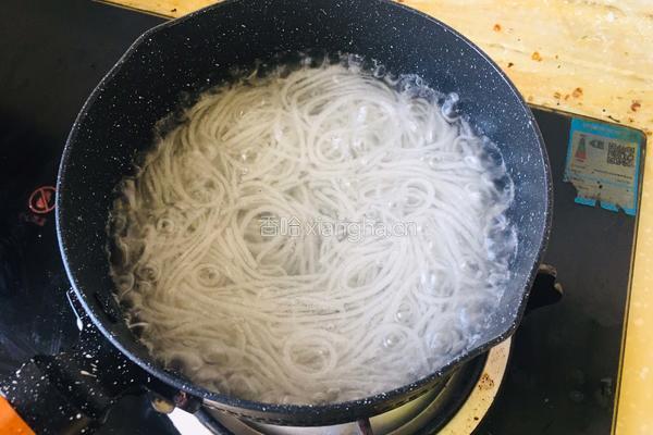 白菜粉条炖豆腐的做法图解1