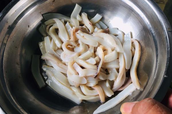 辣椒炒鱿鱼丝的做法图解1