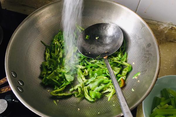 辣椒炒鱿鱼丝的做法图解6