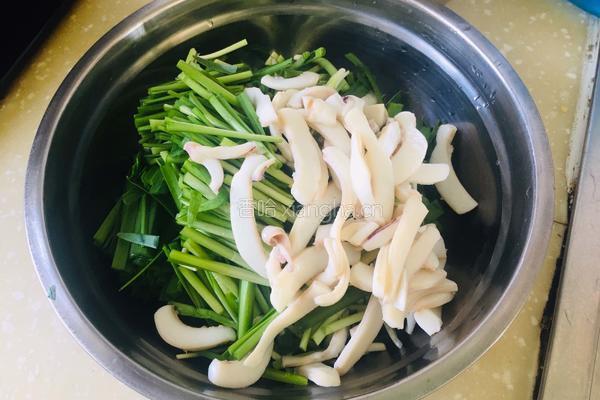 韭菜炒鱿鱼丝的做法图解4