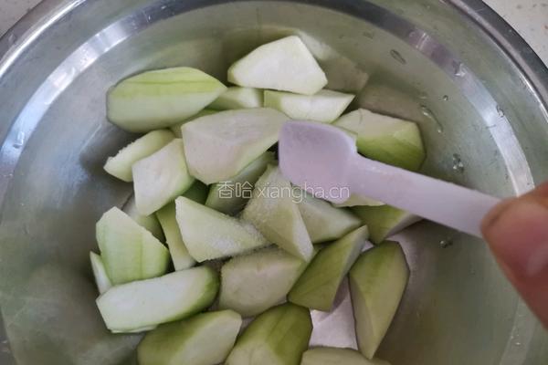 虾仁丝瓜炒白玉菇的做法图解3