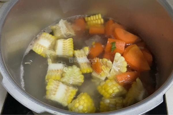 胡萝卜玉米排骨汤的做法图解4