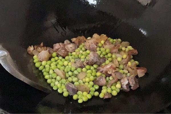 腊肠炒豌豆的做法图解4