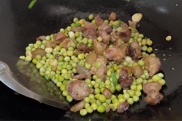 腊肠炒豌豆的做法图解7