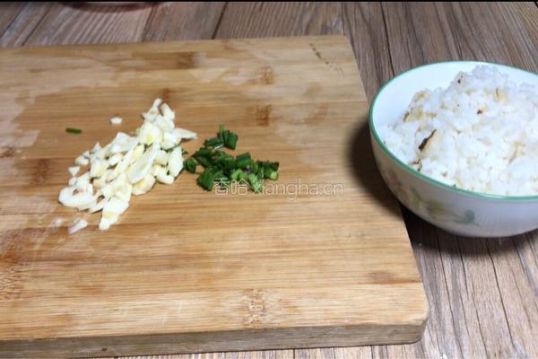 酸豇豆蛋炒饭的做法图解2