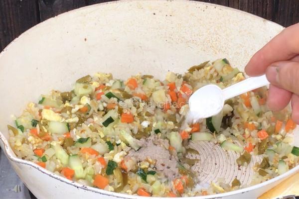 酸豇豆蛋炒饭的做法图解8