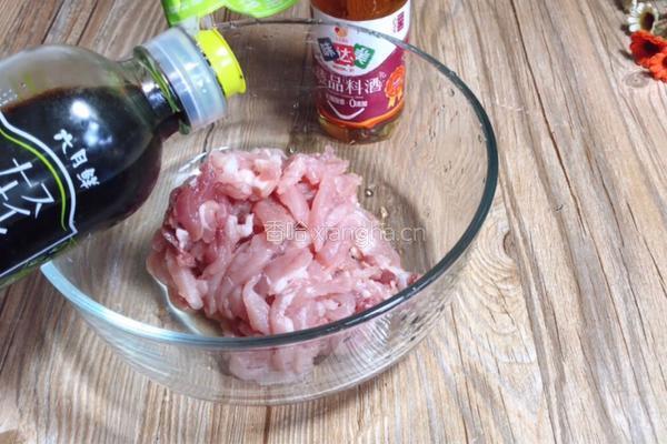 黄豆芽炒肉丝的做法图解1