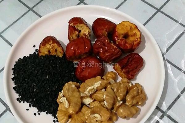 黑芝麻核桃露的做法图解1