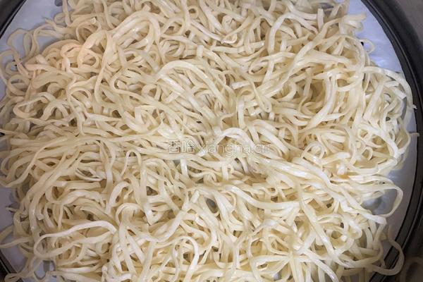 豆角蒸面条的做法图解1