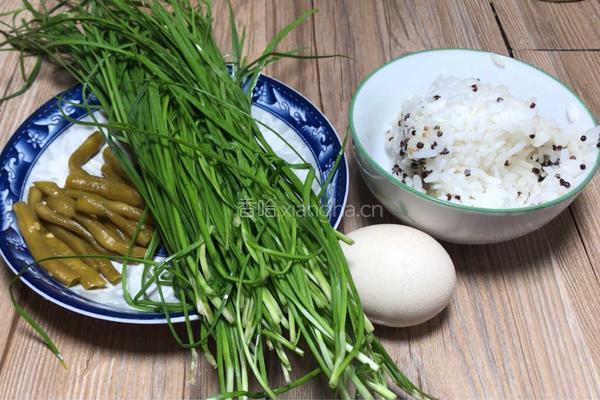 韭菜鸡蛋炒饭的做法图解1