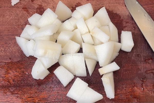 雪梨炖肉的做法图解2