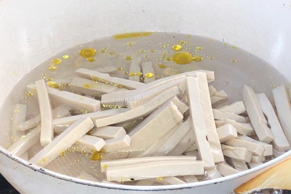 芹菜炒豆腐干的做法图解4