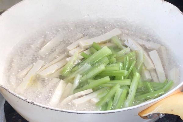 芹菜炒豆腐干的做法图解5