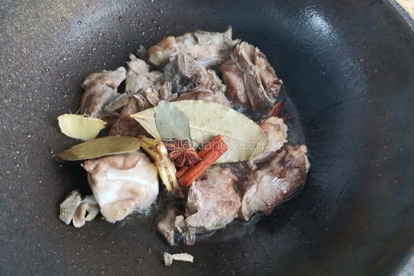 胡萝卜烧排骨的做法图解5