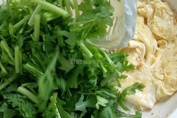 鸡蛋酱茼蒿的做法图解4