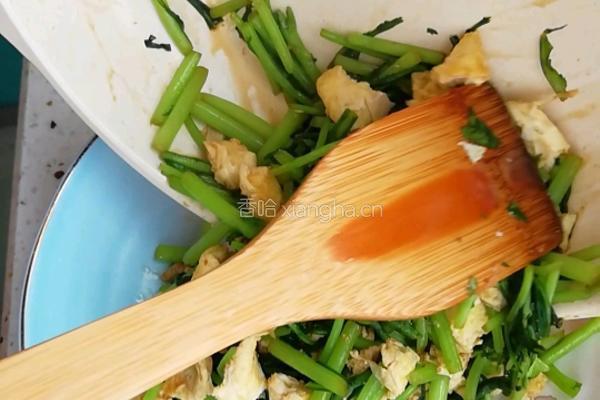 鸡蛋酱茼蒿的做法图解9