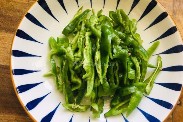 青椒豆干炒腊肠的做法图解1