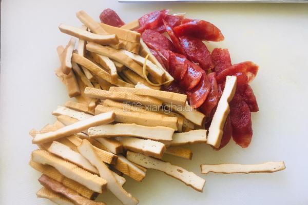青椒豆干炒腊肠的做法图解3