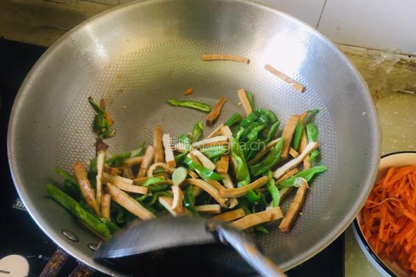 青椒豆干炒腊肠的做法图解5