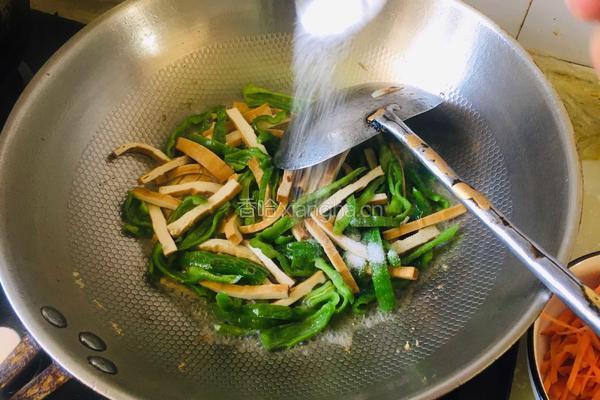 青椒豆干炒腊肠的做法图解7