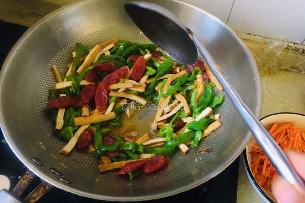 青椒豆干炒腊肠的做法图解10