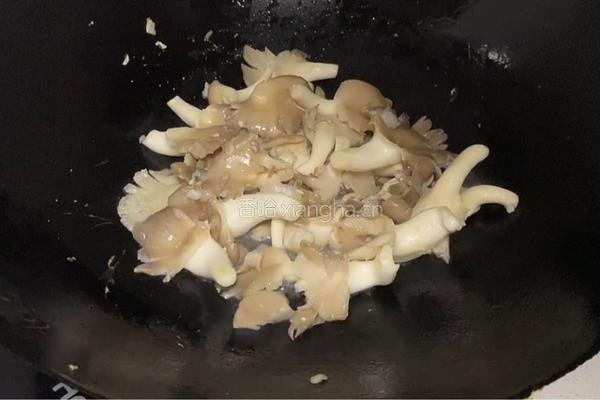 平菇炒鸡蛋的做法图解5