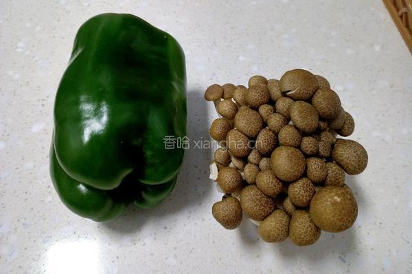 青椒培根炒蟹味菇的做法图解1