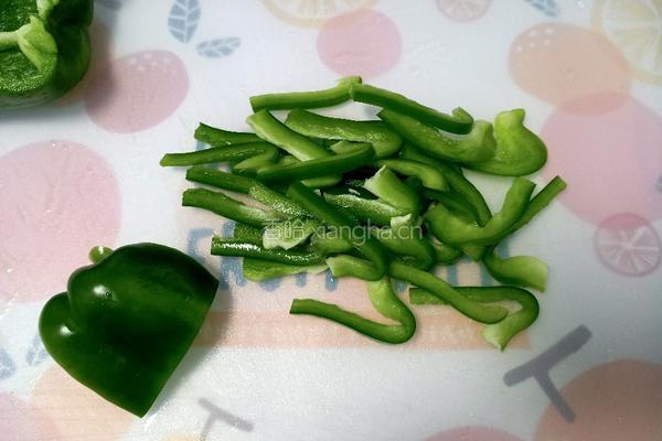 青椒培根炒蟹味菇的做法图解4