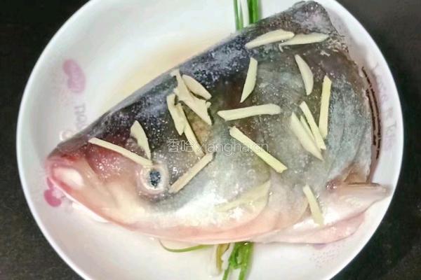 剁椒蒸鱼头的做法图解2
