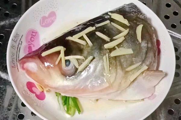 剁椒蒸鱼头的做法图解10