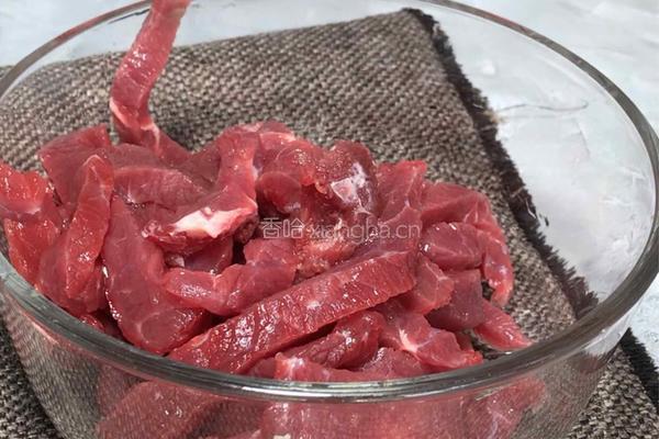 双椒炒牛肉的做法图解1