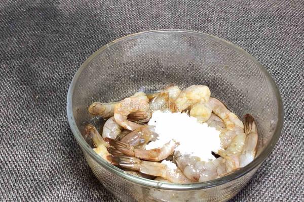西兰花炒虾仁的做法图解1
