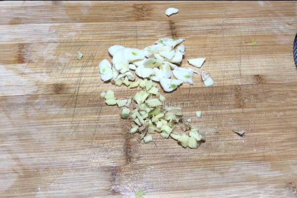 芹菜炒牛肉的做法图解4