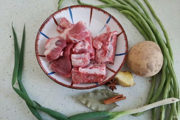 排骨土豆炖豆角的做法图解1