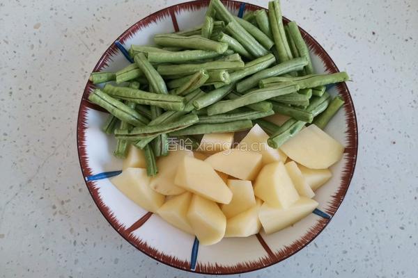 排骨土豆炖豆角的做法图解2