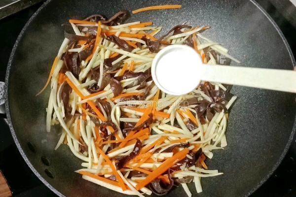茭白炒肉丝的做法图解12
