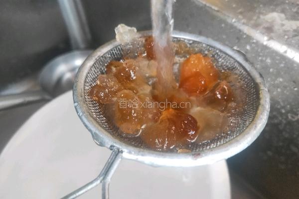 红枣桃胶银耳羹的做法图解3