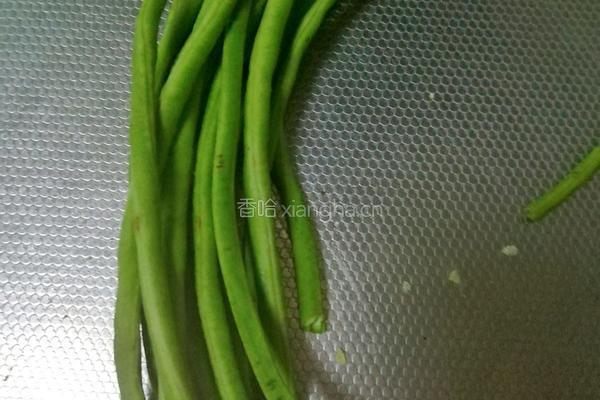 麻酱蒜末拌豇豆的做法图解1