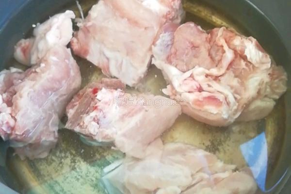 玉米猪骨汤的做法图解1